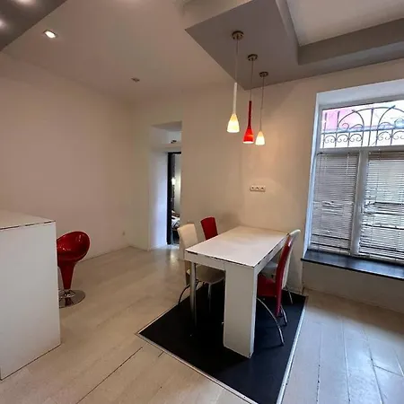 подобово в центрі міста за адресою братів рогатинців 28