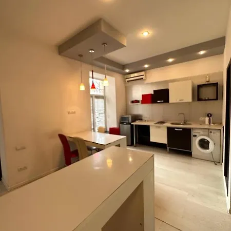 подобово в центрі міста за адресою братів рогатинців 28 *