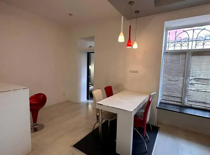 подобово в центрі міста за адресою братів рогатинців 28