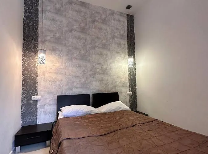 подобово в центрі міста за адресою братів рогатинців 28